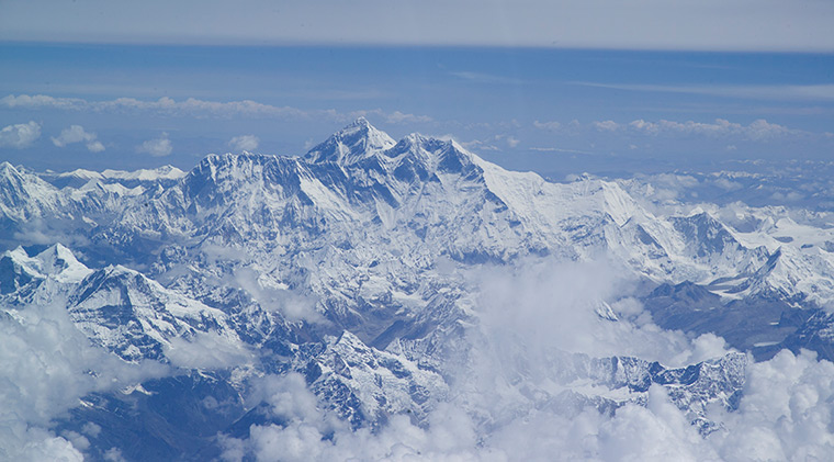 Everestextras: Flying above the Himalayas