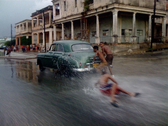 ReadersPhotoComp: Cuban Car Surfers